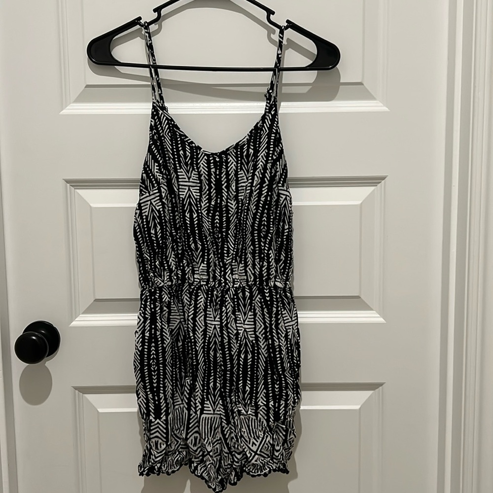 Mossimo Black and White, M,romper with pockets and scallop detailing, great cond